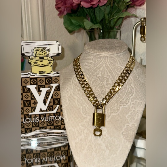 Louis Vuitton lock and key with unbranded gold chain double wrapped, original - Picture 5 of 14